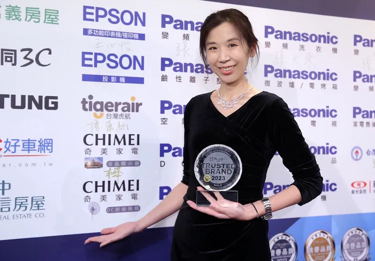奇美品牌總監-楊厚苹感性表示：「奇美家電液晶顯示器能夠連續十五年獲獎，必須由衷感謝消費者對品牌的信賴。」