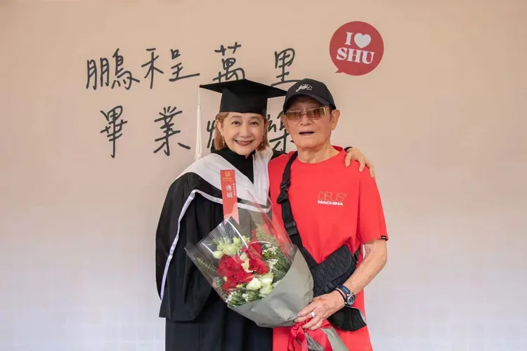 傅娟（左）世新畢業，95歲父親最興奮，號召全家來祝福。世新大學提供