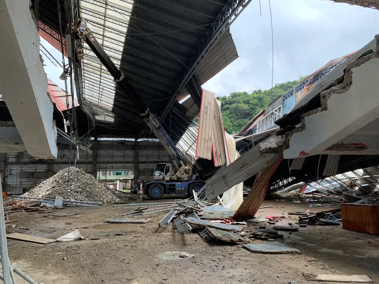 屋頂突然塌陷，導致一名工人緊急從高處跳下受輕傷。記者葉先鵬攝