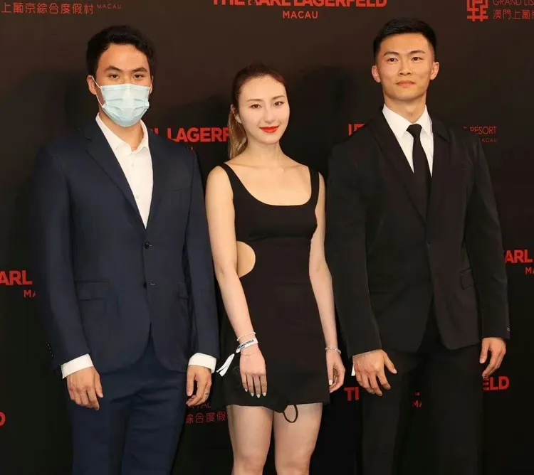 何超雲（中）與消防員未婚夫Douglas（右）、弟弟何猷啟一起拍照。翻攝微博