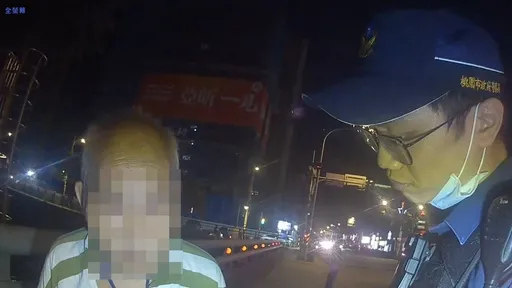 忘了我是誰!失智翁掏這張當身分證 桃園警笑了!快快護送返家