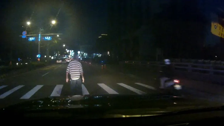 老翁獨自走在車道險象環生。桃園警分局提供