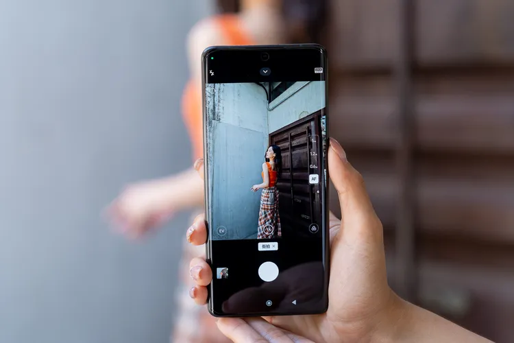 Xiaomi 13 Ultra以經典的「超焦距」拍攝方式為靈感啟發，帶來全新的「街拍模式」，僅需 0.8秒 即可啟動。小米提供