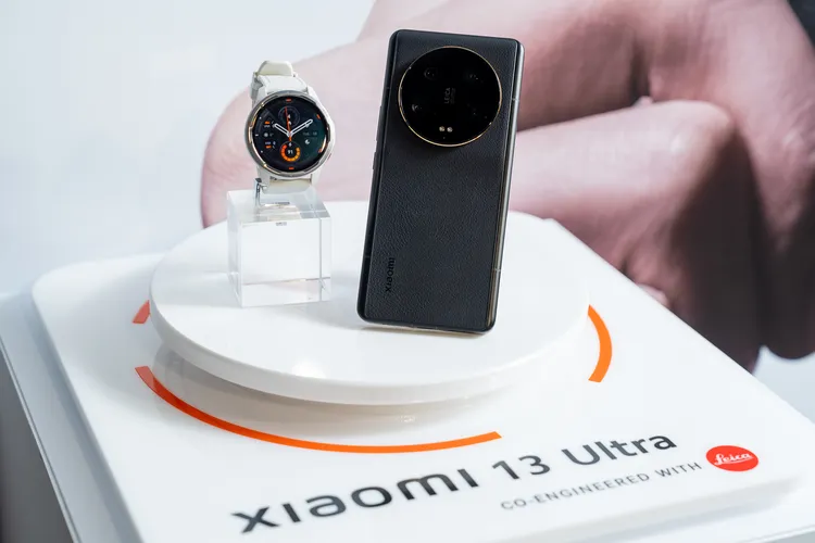 Xiaomi 13 Ultra 12GB+512GB版本售價3萬6888元，6/25前購買即贈（或登錄贈）Xiaomi Watch S1 Active 白色（價值4495元，送完為止）。小米提供