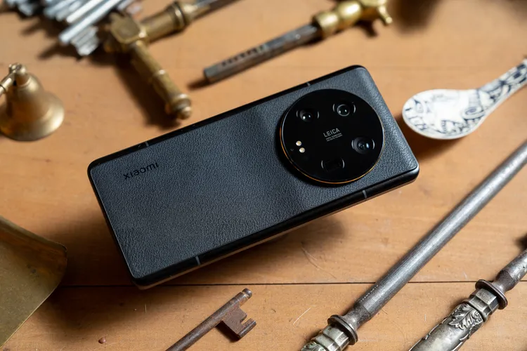 Xiaomi 13 Ultra復刻徠卡M系列相機經典外觀，將圓形鏡頭模組、一體成型金屬邊框與象徵職人文化的皮革質感傳奇重現。小米提供