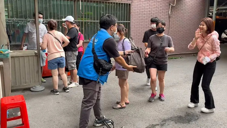 發放物資。新竹縣府提供