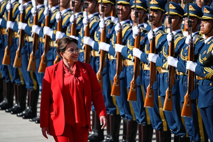 宏都拉斯總統卡斯楚認為改與中國親近，能夠擴大經濟市場。路透社