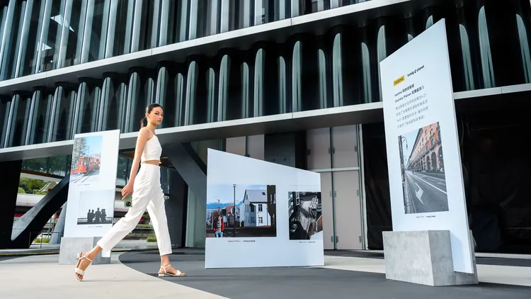 realme 與《Lonely Planet》跨界聯名，推出三款旅行風格濾鏡與聯名浮水印。realme提供