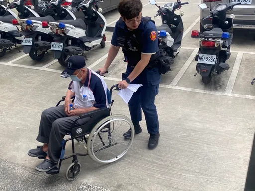 失智老人摔落輪椅跌坐路旁 警員靠一本存摺助他平安返家