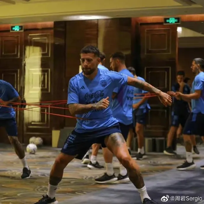 阿根廷球員在酒店宴會廳訓練。翻攝微博