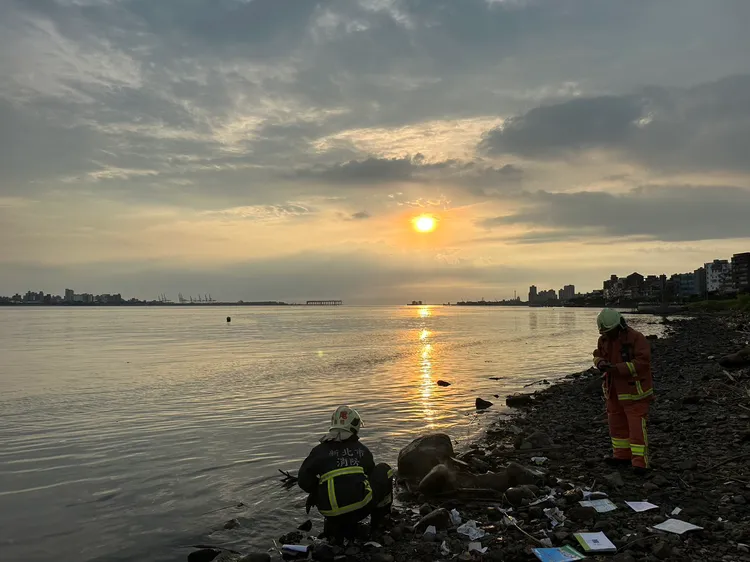 淡水夕陽無限好，國中屁孩河邊燒課本當營火。翻攝畫面