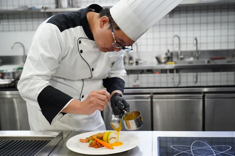 榮獲TUCC海鮮金牌（最高分）小金人柳希諺。高餐大提供