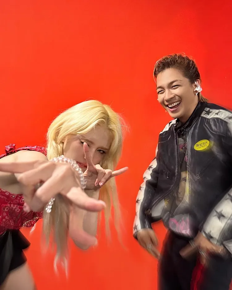 SOMI（左）與太陽開心合影。翻攝somsomi0309 IG