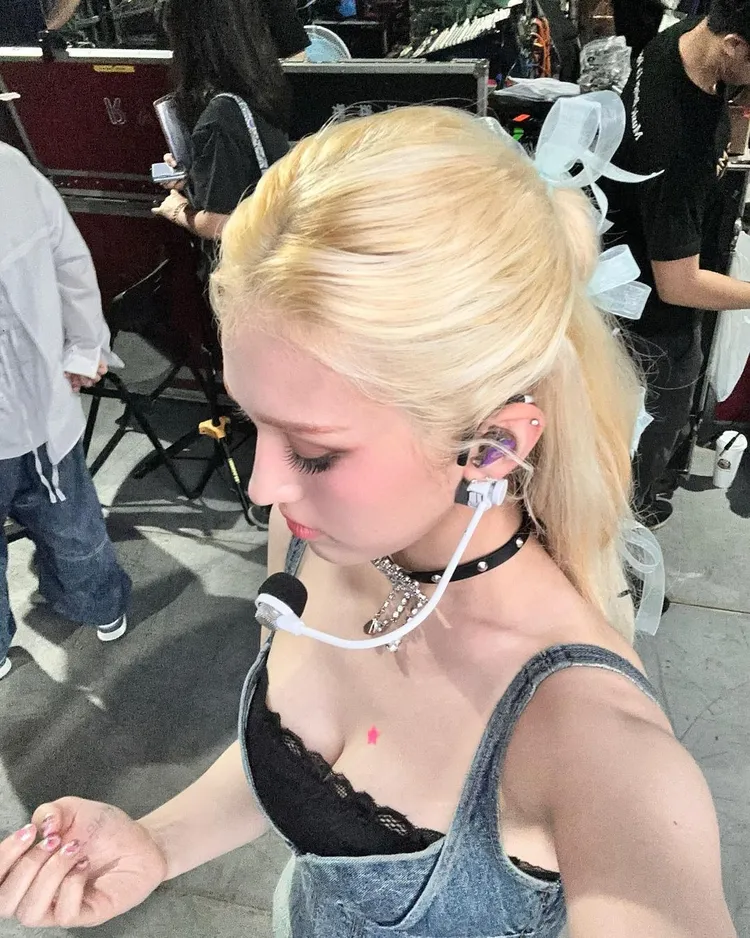 SOMI分享在活動後台的「犯規視角」照。翻攝somsomi0309 IG