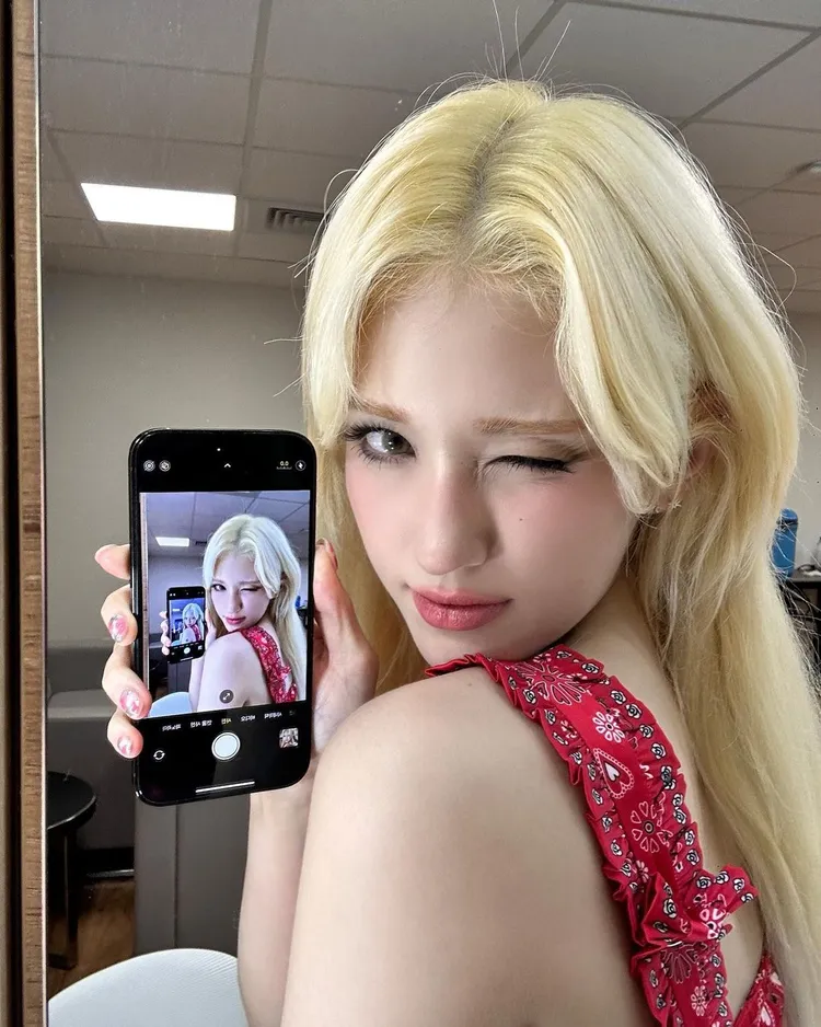 SOMI分享了多張來台灣演出的美照。翻攝somsomi0309 IG