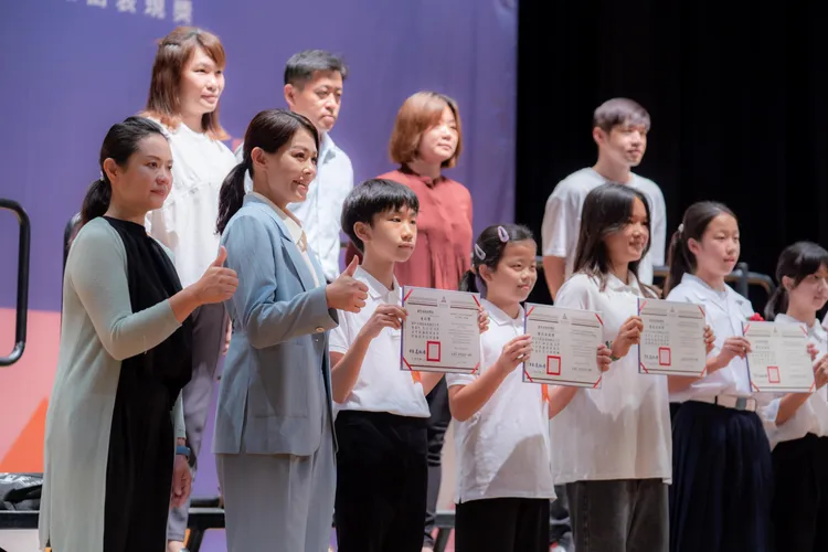 高虹安與獲學學生合影。新竹市府提供