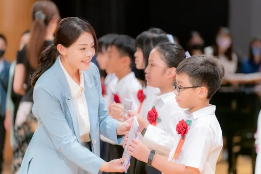 首頒市長獎嘉勉學子　高虹安：抱持熱情與努力、堅持到最後