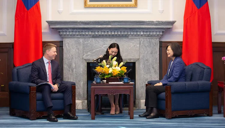 博明與蔡英文會中交流。府提供