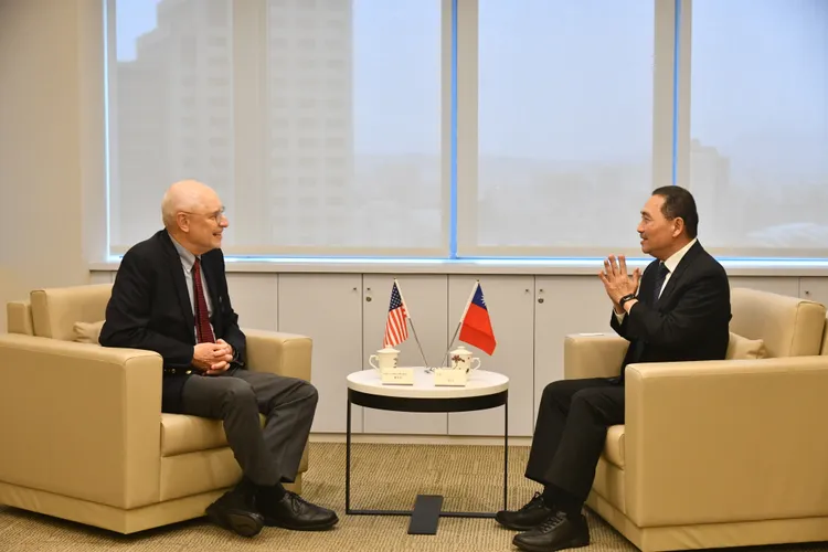 黎安友與侯友宜就兩岸情勢及美中台關係交流意見。翻攝畫面