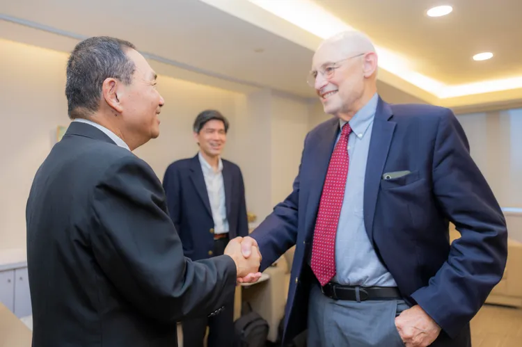 兩人相談甚歡。翻攝畫面