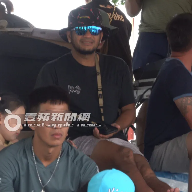 張震嶽戴著十分醒目的太陽眼鏡，關注著基隆河上龍舟比賽進度，現場氣氛十分熱鬧。特勤中心攝