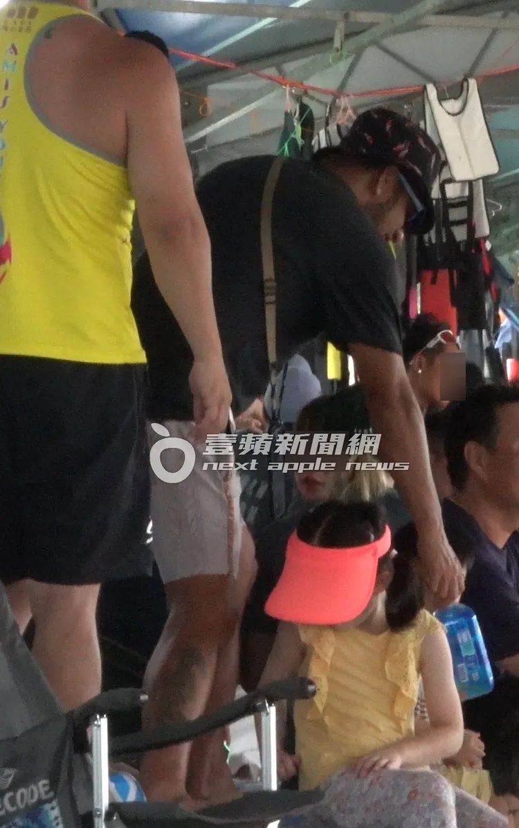 張震嶽拿了一瓶運動飲料給兒子小谷沐補充水分。特勤中心攝