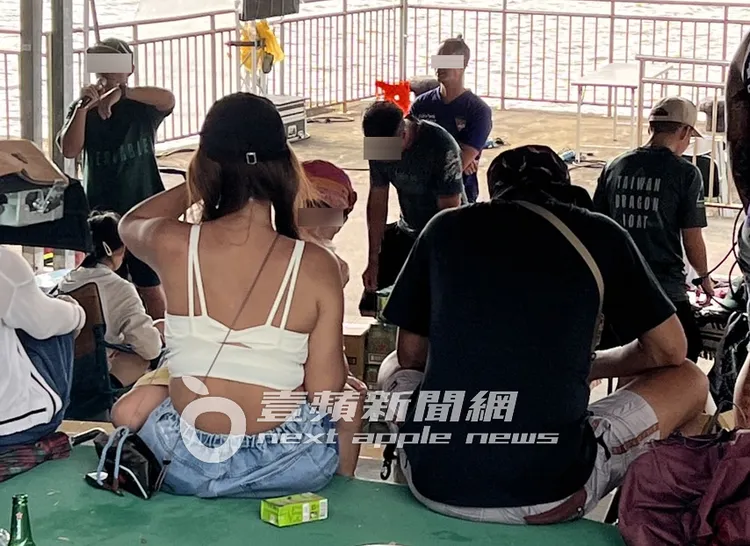 張震嶽一家三口坐在一起休息等待大會頒獎。特勤中心攝