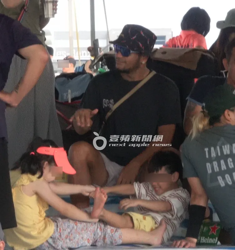 張震嶽化身DJ Orange坐在場邊聽著音樂擺動，不時手癢做出打碟的動作相當專業。特勤中心攝