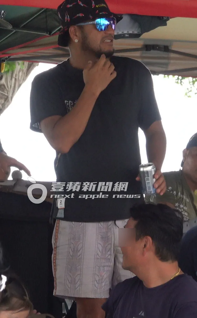 天氣炎熱，張震嶽拉拉領子透透氣。特勤中心攝