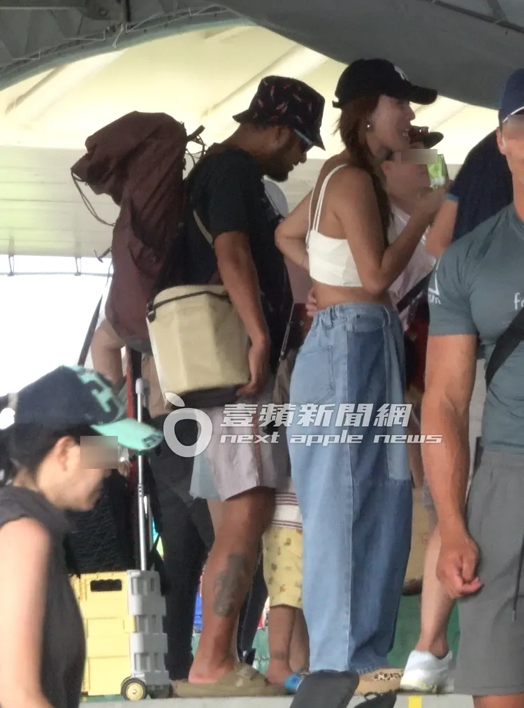 張震嶽（左）聽著音樂在一旁擺動，老婆小涵（右）則與一旁友人聊得相當開心。特勤中心攝