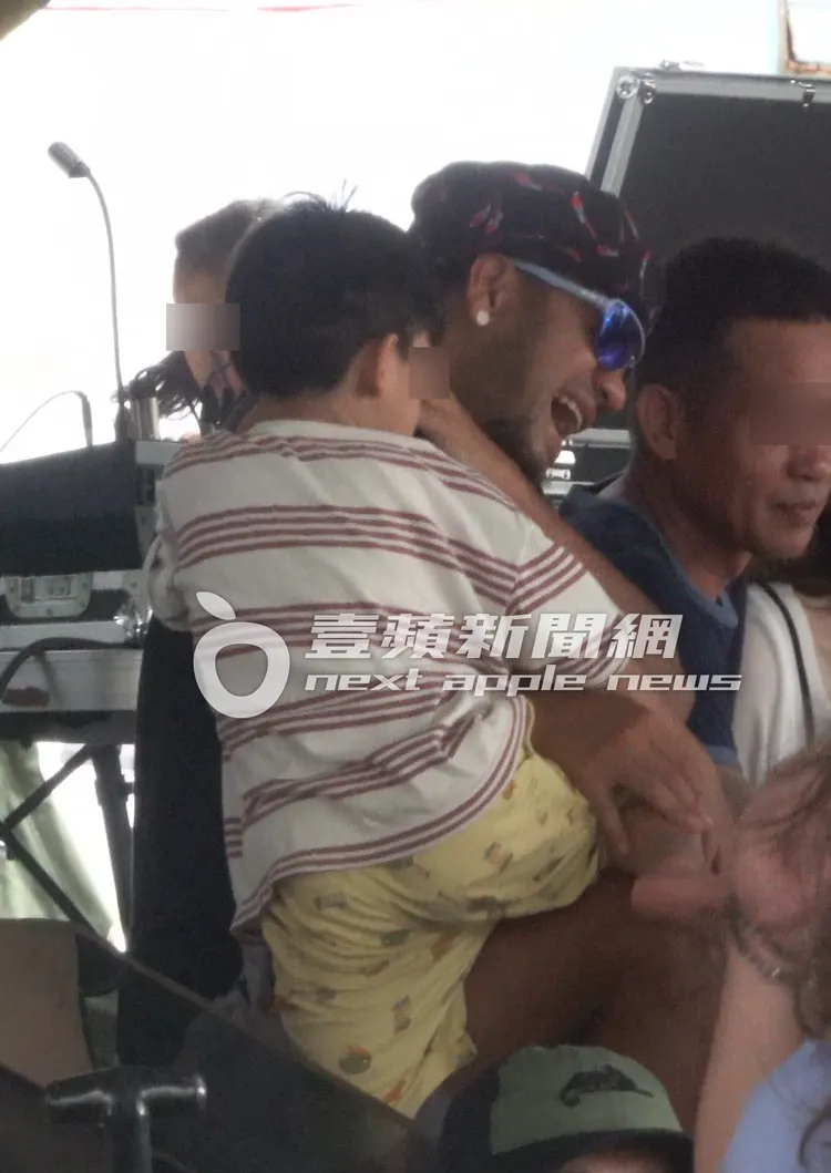 小谷沐把爸爸張震嶽當起遊樂設施攀爬撒嬌，畫面相當溫馨。特勤中心攝