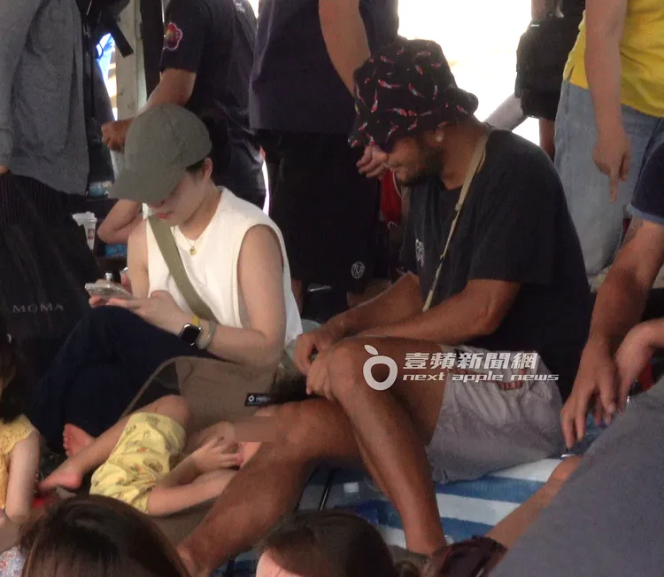 張震嶽（右）坐在休息區看著兒子小谷沐躺在腳邊椅子上休息，充滿父愛。特勤中心攝