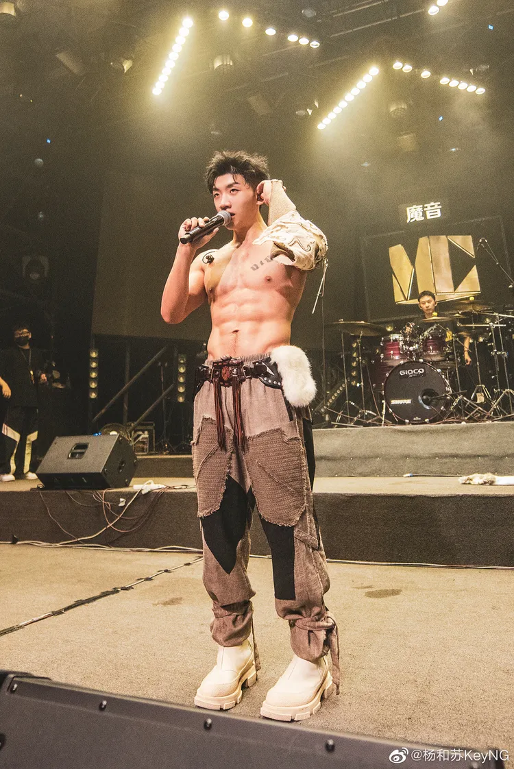 楊和蘇熱愛健身，很愛展現成果。翻攝楊和蘇微博