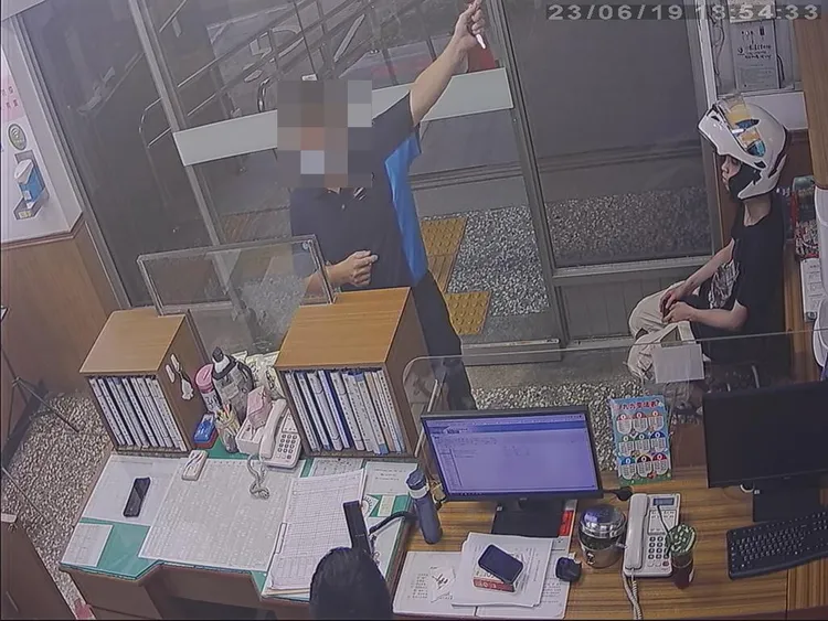 羅姓送貨員弄丟2.1萬元貨款，焦急到派出所詢問。警方提供