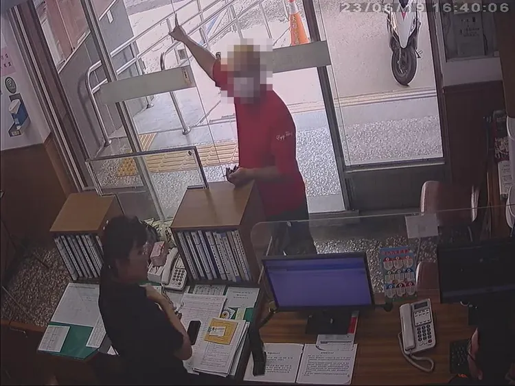 紅衣男將撿到的鈔票送到派出所。警方提供