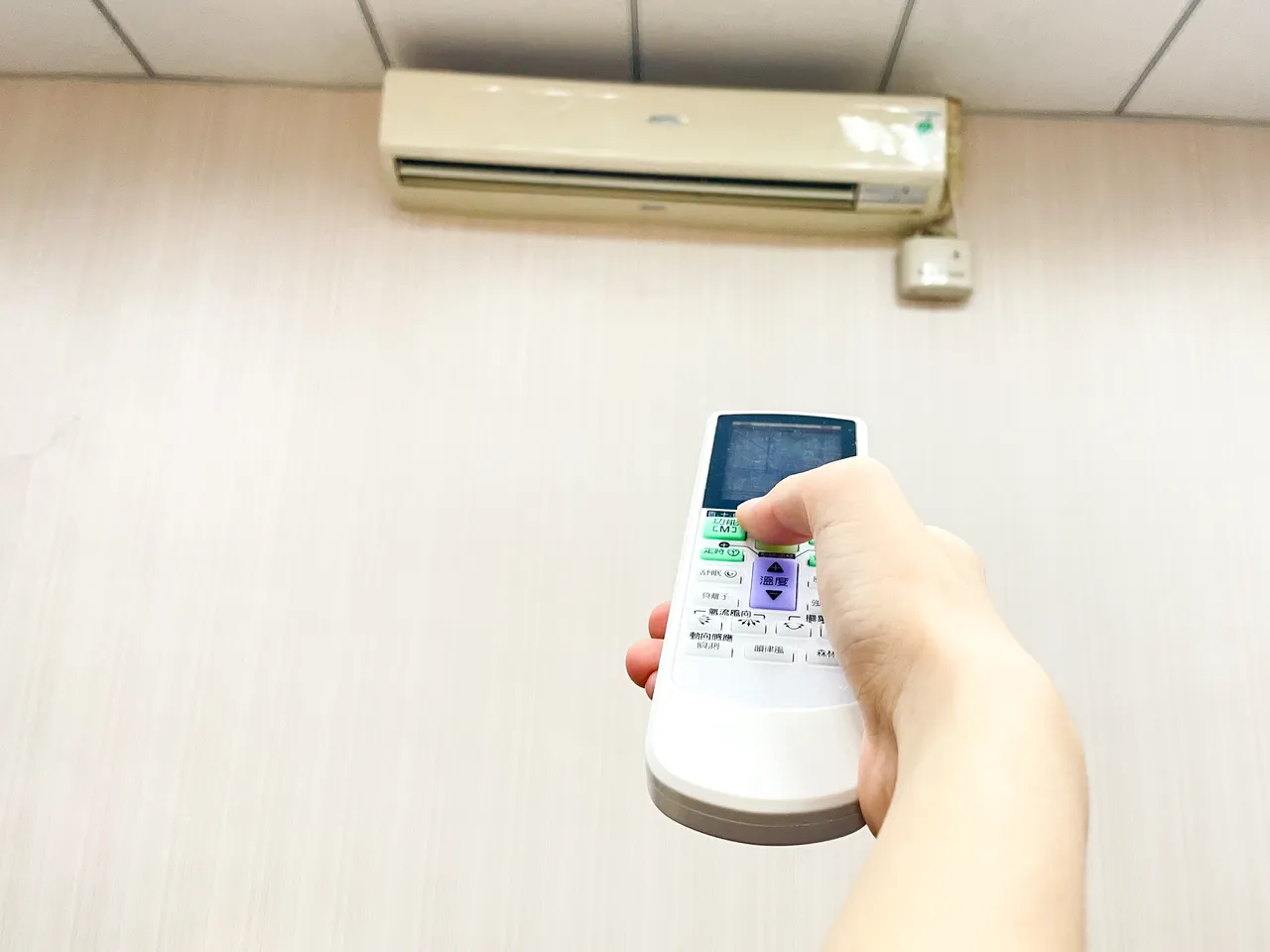 環保局提醒,民眾應定期檢修冷氣設備。賴昀岫攝