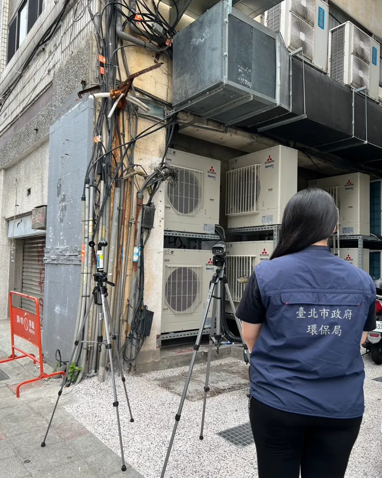 環保局稽查人員執行冷氣機噪音量測。環保局提供