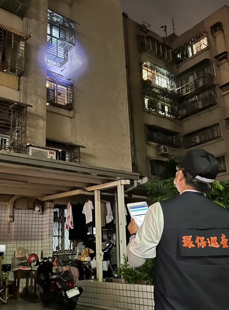 環保局稽查人員稽查冷氣滴水狀況。環保局提供