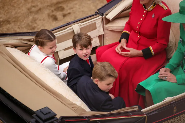 眾人搭乘馬車返回白金漢宮。路透社