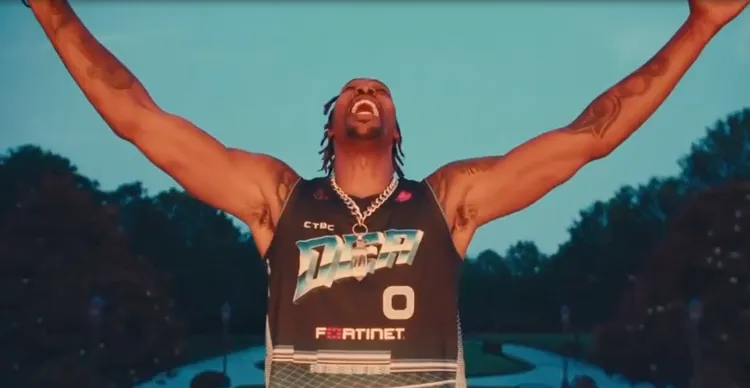 霍華德穿上阿巴西的球隊拍影片。  翻攝dwighthoward  IG