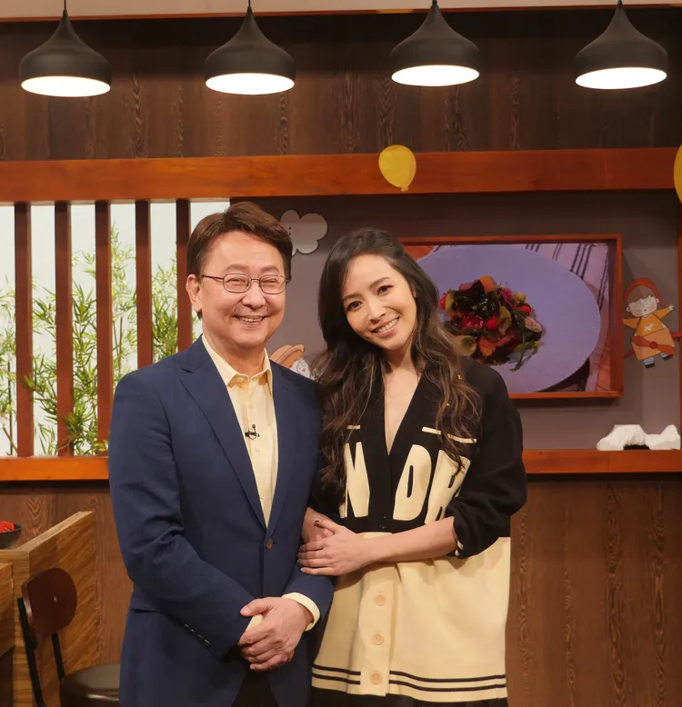  侯佩岑(右)接受《大雲時堂》李四端訪問。MOMOTV提供