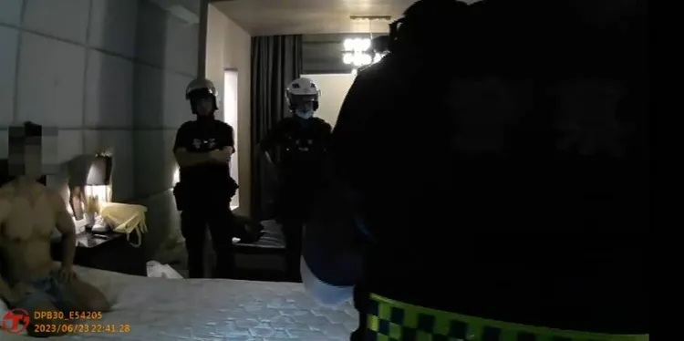 朱男在房間大吵大鬧，台中警局出動優勢警力及時控制場面。讀者提供