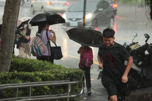 豪雨擴大北北基！一路下到入夜　16縣市大雨特報