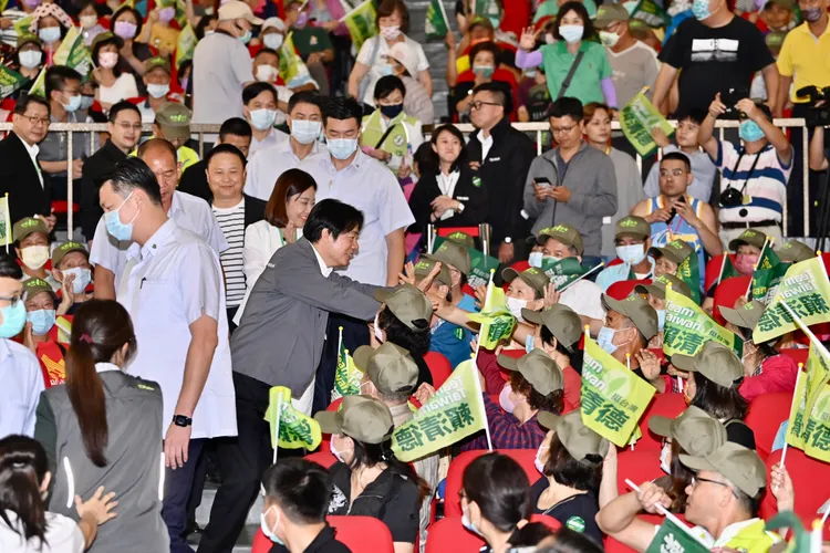 賴清德與現場民眾互動。賴清德競辦提供