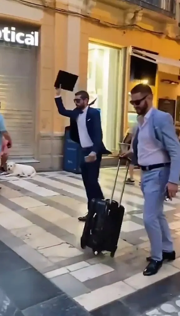 街頭藝人時光凍結，定格佇立在人群之中。YouTube@Vergin Logan 提供