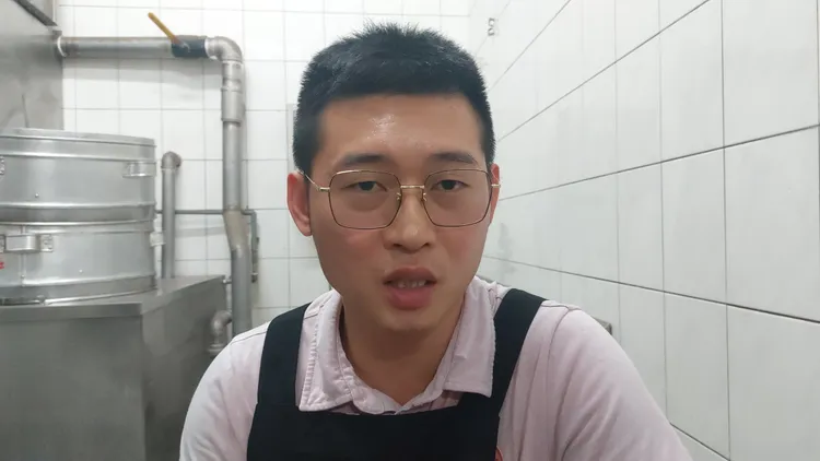 湯貴翔幫父親打造品牌，發展電商通路。凃建豐攝