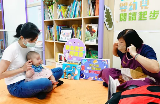 候診享閱讀!新北市圖攜手婦幼醫院 打造親子閱讀角
