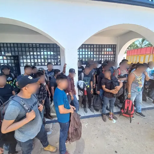 44˚C高溫冒險偷渡　貨櫃車裡擠129人！