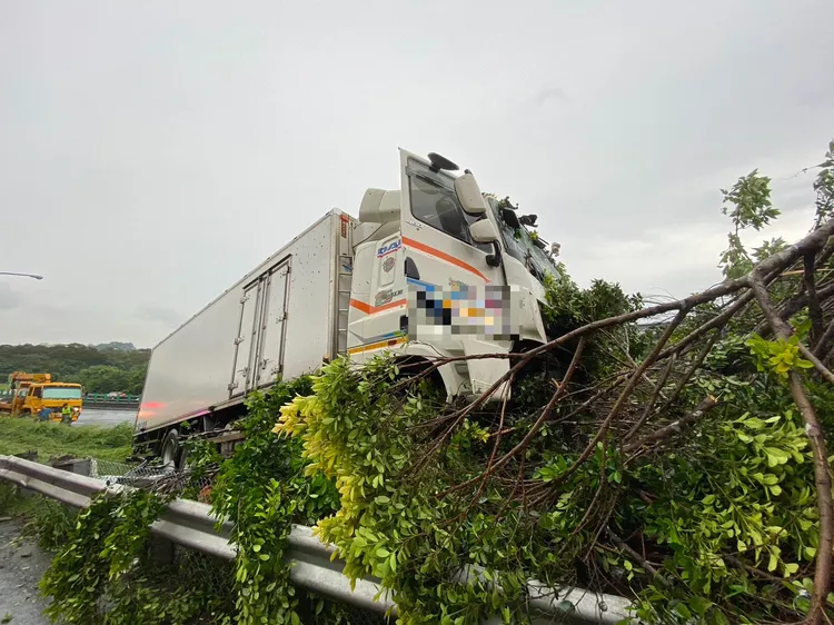 大貨車失控衝出邊坡。國道警方提供