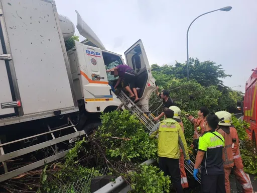國1大貨車失控衝出邊坡　車輛傾斜駕駛一度無法下車